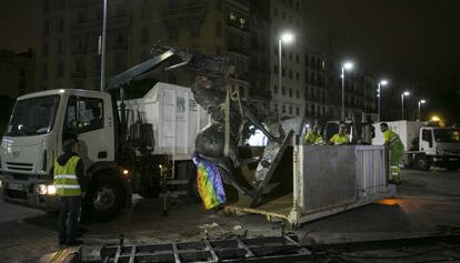 Trabajadores del Ayuntamiento retiran los restos de la estatua ecuestre de Franco el jueves pasado.