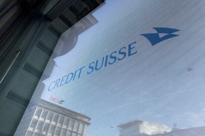 Los logos de Credit Suisse y UBS en Zúrich.