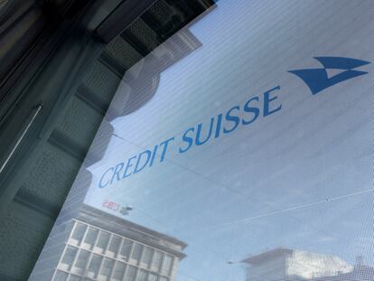 Los logos de Credit Suisse y UBS en Zúrich.