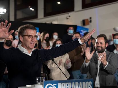 El candidato a la presidencia del PP, Alberto Núñez Feijóo, junto al presidente de los populares en Castilla-La Mancha, Paco Núñez (derecha), el martes en Toledo.
