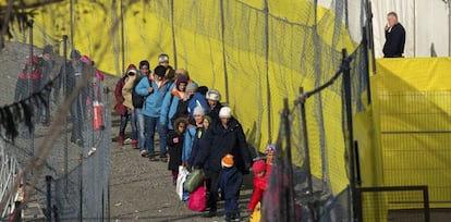 Refugiados caminan a lo largo de una valla instalada en la frontera con Eslovenia, en Spielfeld, Austria.