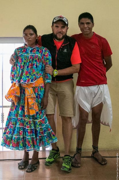 Lorena and Mario Ramírez with the race organizer.