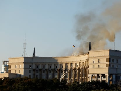 Una columna de humo se eleva desde un edificio del Gobierno ucranio alcanzado por partes de un dron ruso, este domingo en Kiev.