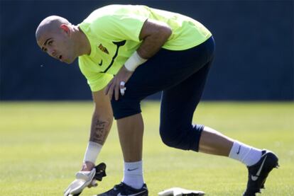 Víctor Valdés, en un entrenamiento del Barcelona.