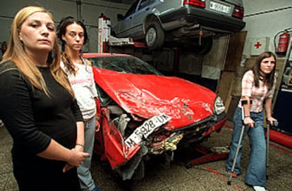 Vanessa Lpez, Ruth Snchez y Mara Jos Lpez (de izquierda a derecha), ante el coche en el que viajaban.