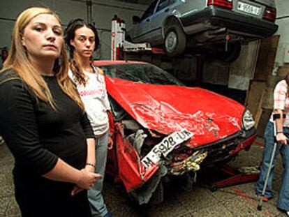 Vanessa López, Ruth Sánchez y María José López (de izquierda a derecha), ante el coche en el que viajaban.