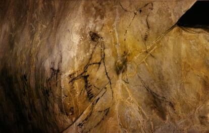 Pintura realizada con carbón en la Cueva de las Monedas.