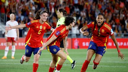 Lucía García (centro) celebra su gol, el de la victoria ante Dinamarca, con Salma Paralluelo (derecha) y Bruna Vilamala en el Heliodoro Rodríguez López este martes.