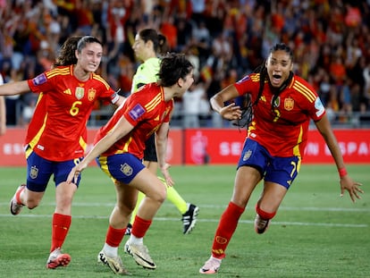 Lucía García (centro) celebra su gol, el de la victoria ante Dinamarca, con Salma Paralluelo (derecha) y Bruna Vilamala en el Heliodoro Rodríguez López este martes.