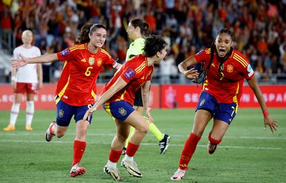 García (centro) celebra su gol con Paralluelo (derecha) y Vilamala.