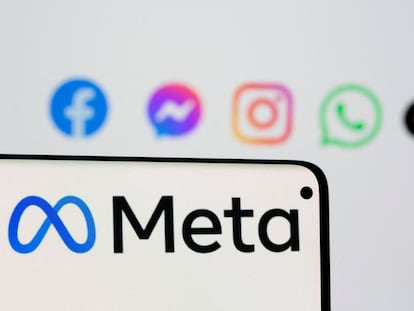 Logo de Meta en una pantalla y de sus principales aplicaciones.