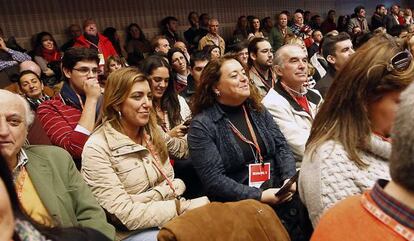 La número dos del PSOE andaluz, Susana Díaz, (de chaqueta beige) esta mañana en el congresillo.