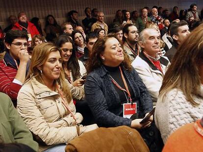 La número dos del PSOE andaluz, Susana Díaz, (de chaqueta beige) esta mañana en el congresillo.