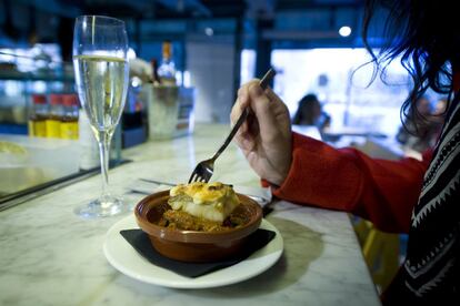 Tapa marinera maridada amb cava a la Barceloneta.