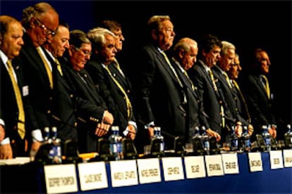 Johansson, séptimo por la izquierda, al comienzo de la sesión en la que ha sido reelegido presidente de la UEFA