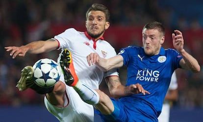Carriço, a la izquierda, disputa el balón con Vardy.