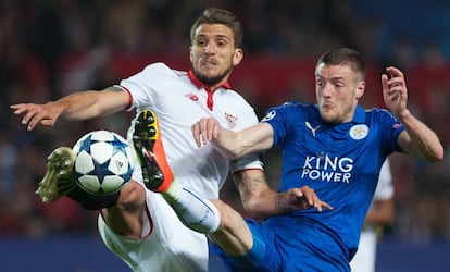 Carri&ccedil;o, a la izquierda, disputa el bal&oacute;n con Vardy.