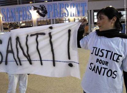 Una aficionada del Olympique sujeta una pancarta en favor de Santos
