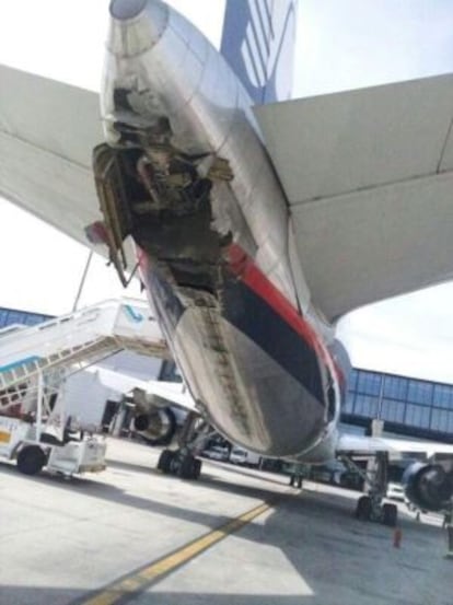 Estado en el que ha quedado el avión tras pinchar la rueda de despegue.