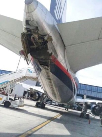 Estado en el que ha quedado el avi&oacute;n tras pinchar la rueda de despegue.