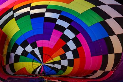 Generalmente, los globos se inflan con aire caliente (los hay también de gas; helio o hidrógeno), oscilando entre los 1.850 y 2.980 metros cúbicos de volumen.