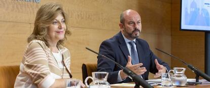 La consejera de Economía y Hacienda de la Comunidad de Madrid, Engracia HIdalgo, junto al vicepresidente, consejero de Presidencia y portavoz del Gobierno regional, Pedro Rollán.
 
 
 COMUNIDAD DE MADRID
 