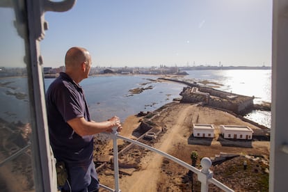 Manuel Vila, encargado del mantenimiento del faro de Cádiz, observa el castillo de San Sebastián, cerrado al público y con zonas en riesgo de ruina.