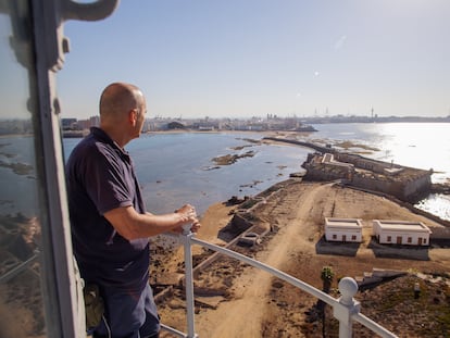 Manuel Vila, encargado del mantenimiento del faro de Cádiz, observa el castillo de San Sebastián, cerrado al público y con zonas en riesgo de ruina.