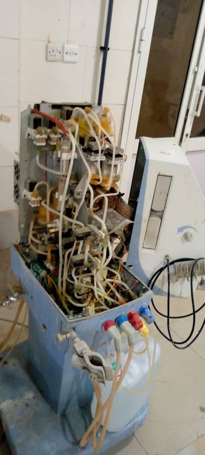 Una máquina de diálisis fuera de servicio debido a un fallo técnico en el Hospital de Port Sudán, la capital administrativa provisional situada al este de Sudán. Imagen de Mohamed al Hassan, presidente de la Asociación de Pacientes Renales.