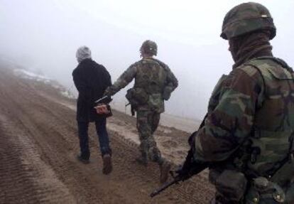 Soldados de la Kfor arrestan a un albanokosovar, ayer en la población de Debelde, junto a la frontera con Macedonia.