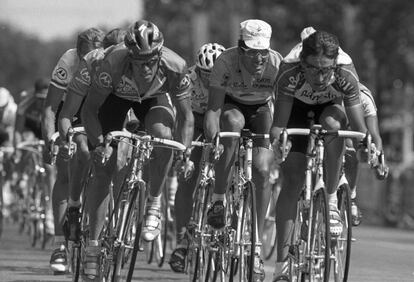 Miguel Induráin entra con sus compañeros de equipo en la última etapa en París del Tour de Francia, 1992.