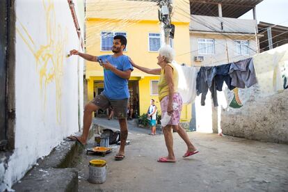 Pato só precisa de três baldes de tinta com as cores primárias (amarelo, vermelho e azul) e um pincel para conseguir as cores e efeitos que busca. Enquanto pinta, são muitos os que se aproximam para ver o seu trabalho.