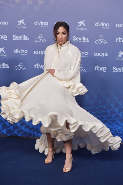 La cantante María José Llergo mostró su arte moviendo su vestido en tono marfil de Lanvin, que combinó con joyas de Bvlgari.