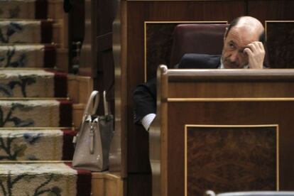 El líder del PSOE, Alfredo Pérez Rubalcaba, en su escaño, durante el debate en el que el Gobierno ha anunciado el ajuste más duro de la historia.