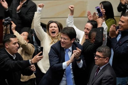 Miguel Uribe Turbay celebra la votación en contra de la reforma laboral propuesta por el Gobierno de Petro, el 14 de mayo de 2025.