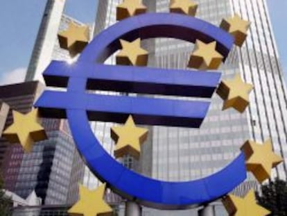 El logotipo del euro frente al Banco Central Europeo en Fr&aacute;ncfort (Alemania). 