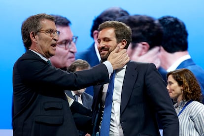 Alberto Núñez Feijóo y Pablo Casado en el congreso nacional del PP, en abril de 2022.