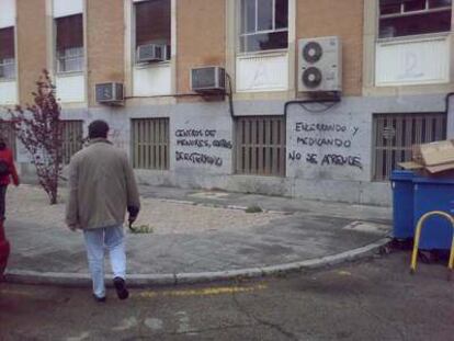 Pintadas en la entrada de la facultad de medicina de la UCM contra los centros de menores