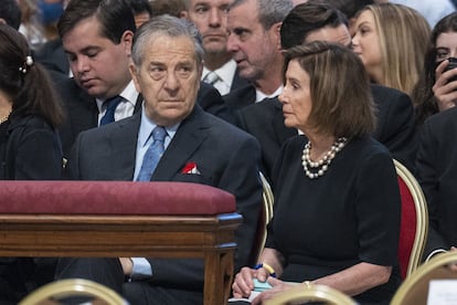 Nancy Pelosi, junto a su esposo, Paul, en una ceremonia religiosa, en una imagen sin datar.