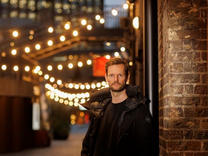 Max Dubiel, fundador de Redemption Roasters, en la cafetería que tiene su empresa en King’s Cross, Londres.