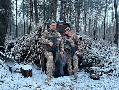 El comandante Nafania (izquierda) y un compañero de su brigada, en el frente de Kupiansk.