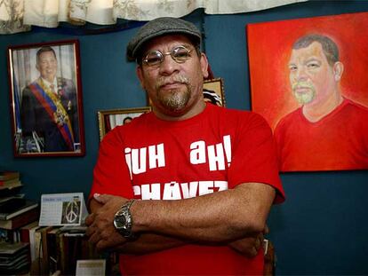 El miliciano Lisandro Pérez, <i>Mao,</i> en su oficina del barrio 23 de Enero de Caracas.