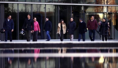 Trabajadores de Iberdrola salen tras la jornada intensiva.