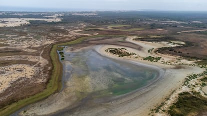 Vista aérea de la Laguna de Sana Olalla con Matalascañas al fondo, tomada el pasado 7 de octubre. / EBD-CSIC