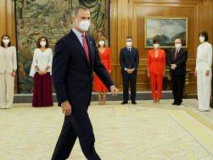 El rey Felipe VI (c) y el presidente del Ejecutivo, Pedro Sánchez (d), durante el acto de toma de posesión de los nuevos nombramientos.