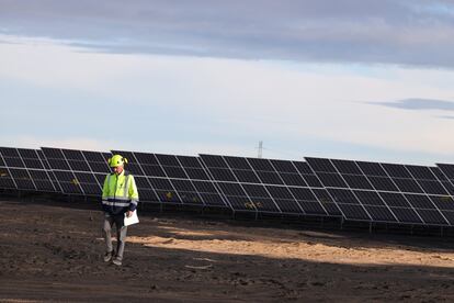 Un trabajador durante una de las fases de construcción de Sedeis, el parque fotovoltaico que Endesa desarrollará en el perímetro de la antigua central de Andorra.