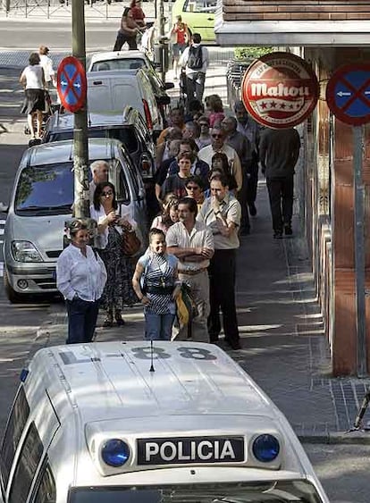 Cola en la comisara de Ciudad Lineal para hacer el pasaporte.