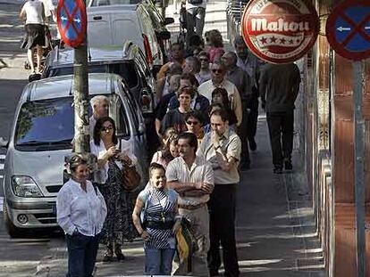 Cola en la comisaría de Ciudad Lineal para hacer el pasaporte.