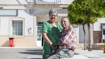 Maria Baena y su marido, Antonio Rodríguez, afectados por los graves retrasos de la sanidad, este jueves frente al ambulatorio de Gilena, cerca de Osuna.