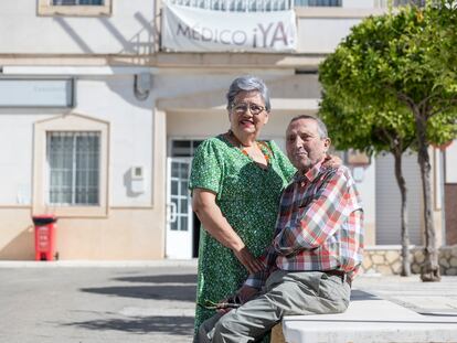 Maria Baena y su marido, Antonio Rodríguez, afectados por los graves retrasos de la sanidad, este jueves frente al ambulatorio de Gilena, cerca de Osuna.